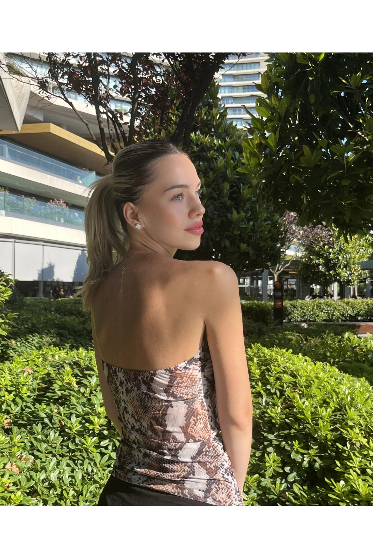 Kadın Bej Transparan Straplez Tül Crop Bluz (ZCKSA320)