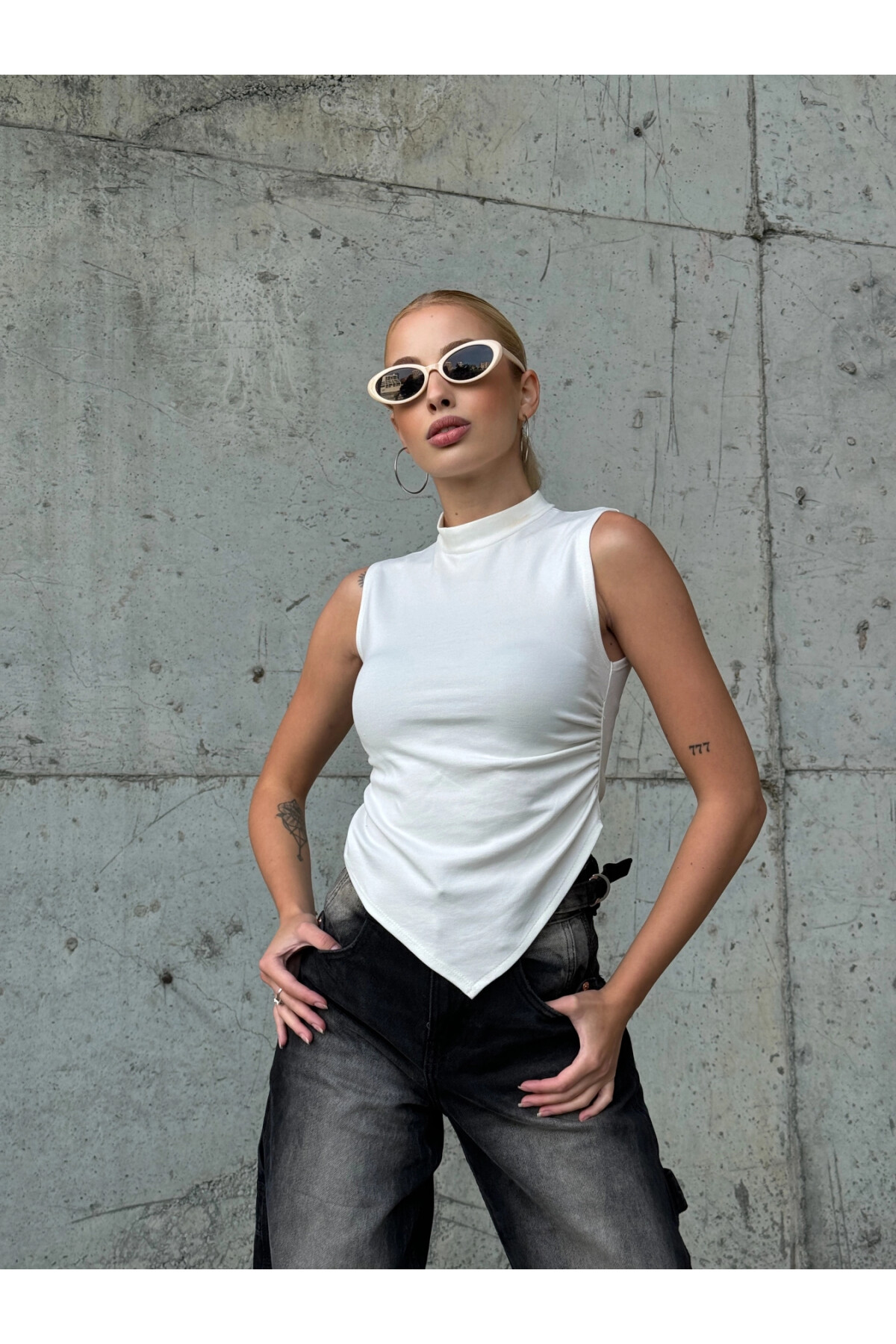 Kadın Beyaz Balıkçı Önü Asimetrik Büzgü Detaylı Crop (ZCKSA340)