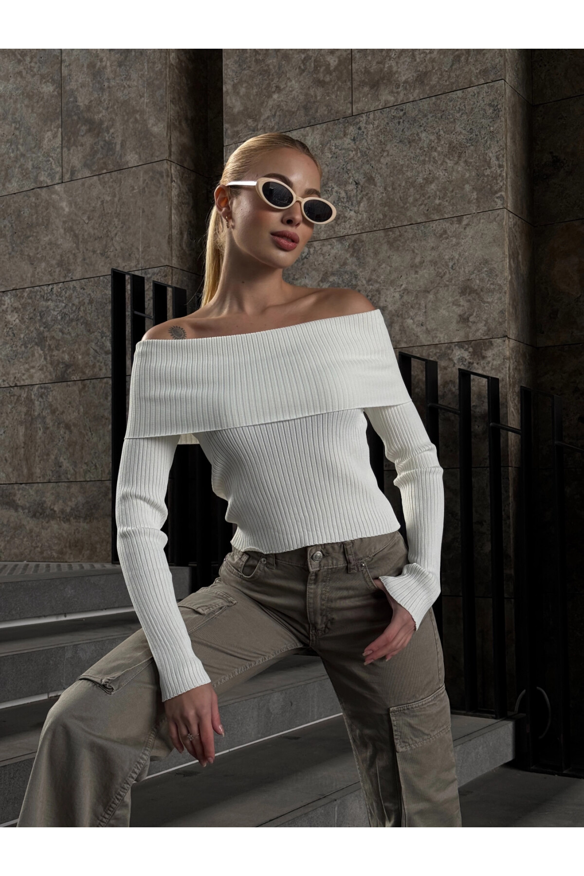 Kadın Beyaz Katlamalı Madonna Yaka Triko (ZCKTY035)