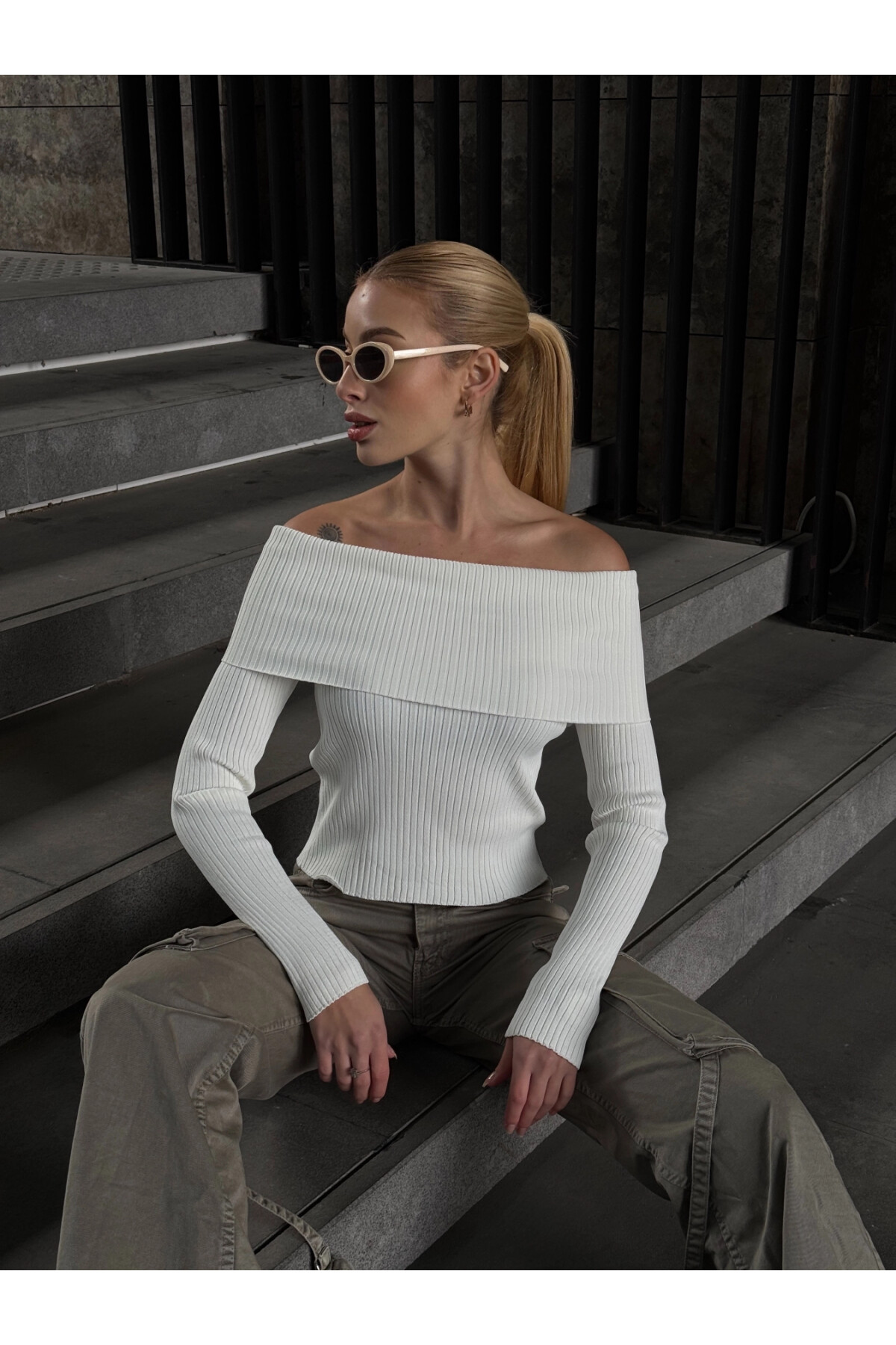 Kadın Beyaz Katlamalı Madonna Yaka Triko (ZCKTY035)