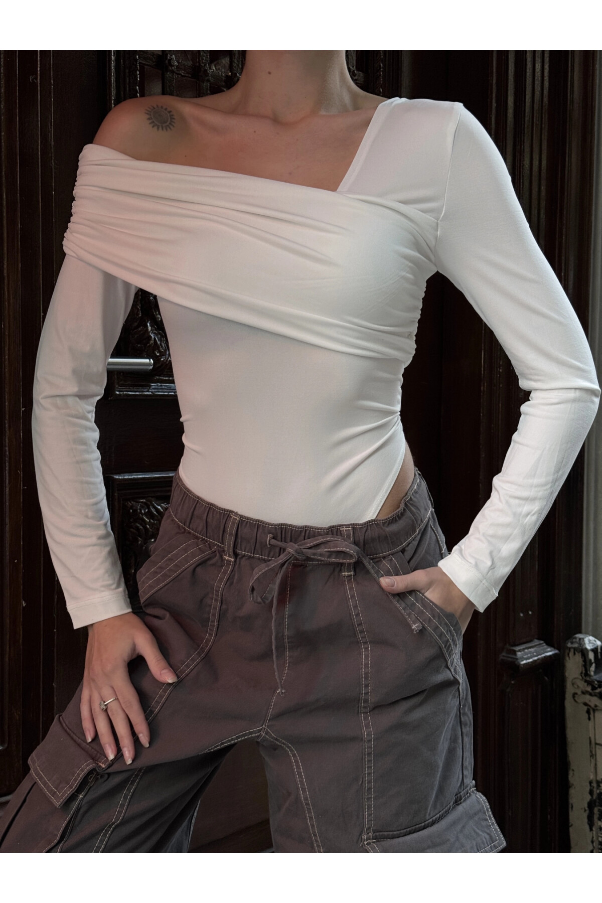 Kadın Beyaz Omuz Asimetrik Bodysuit (ZCKSS152)