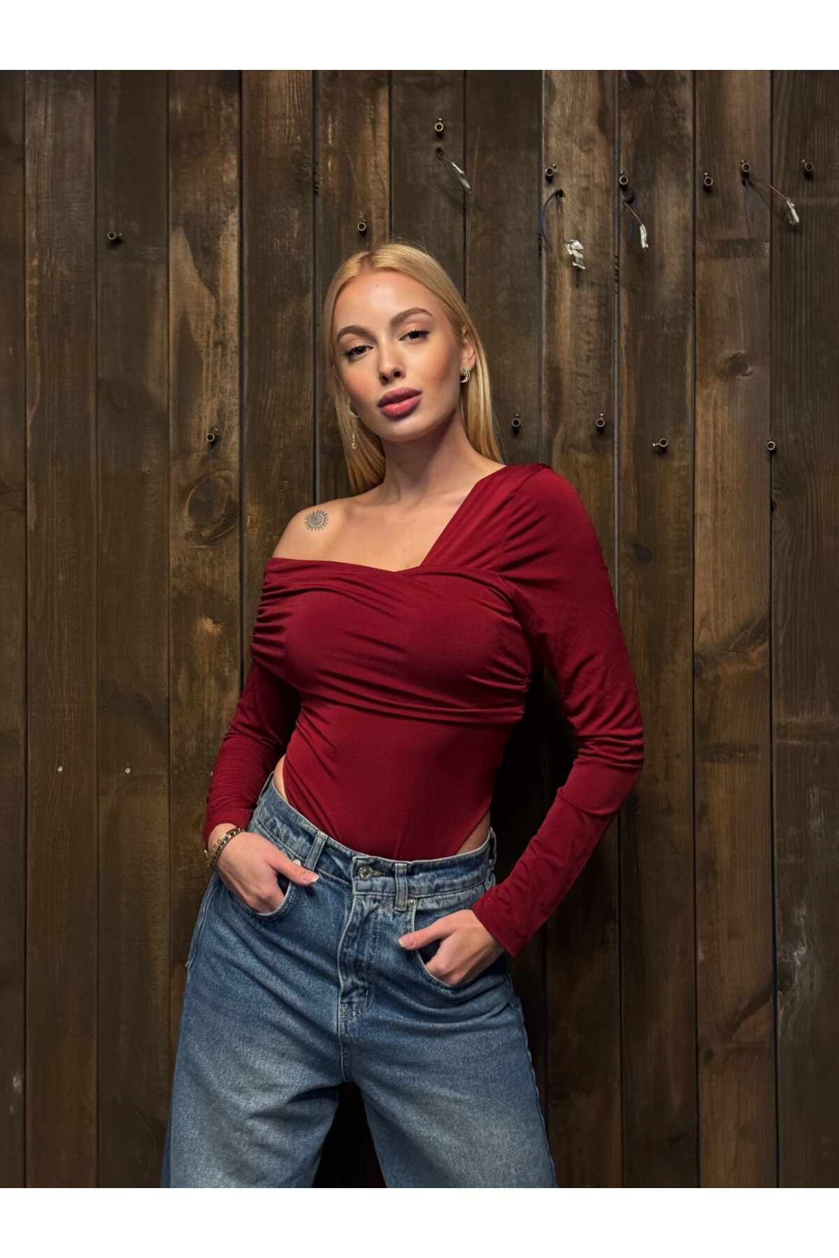 Kadın Bordo Omuz Asimetrik Bodysuit (ZCKSS152)