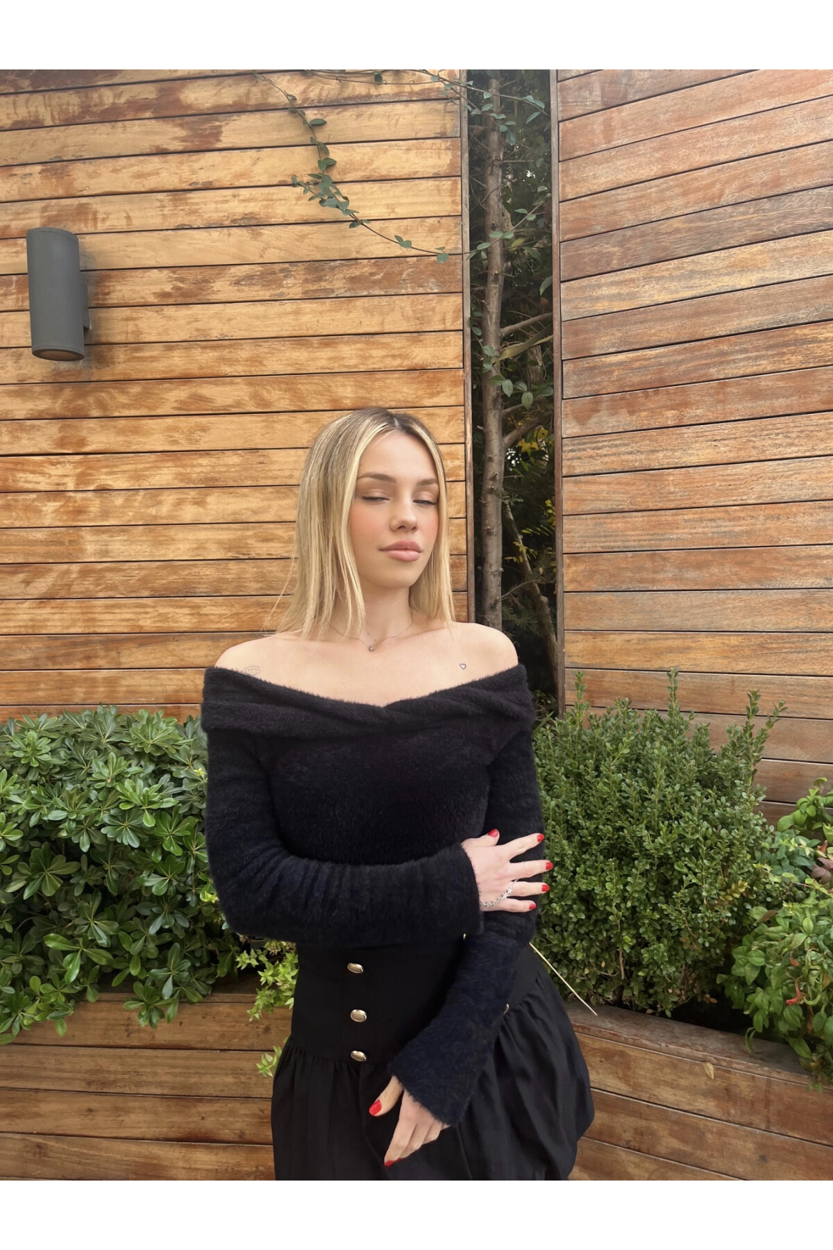 Kadın Siyah Açık Omuz Peluş Kazak (ZCKTY041)