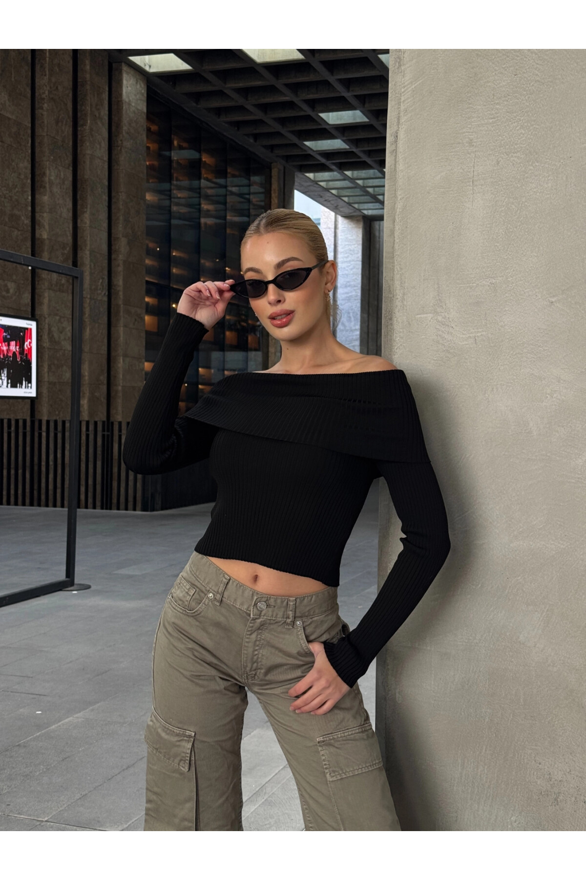 Kadın Siyah Katlamalı Madonna Yaka Triko (ZCKTY035)