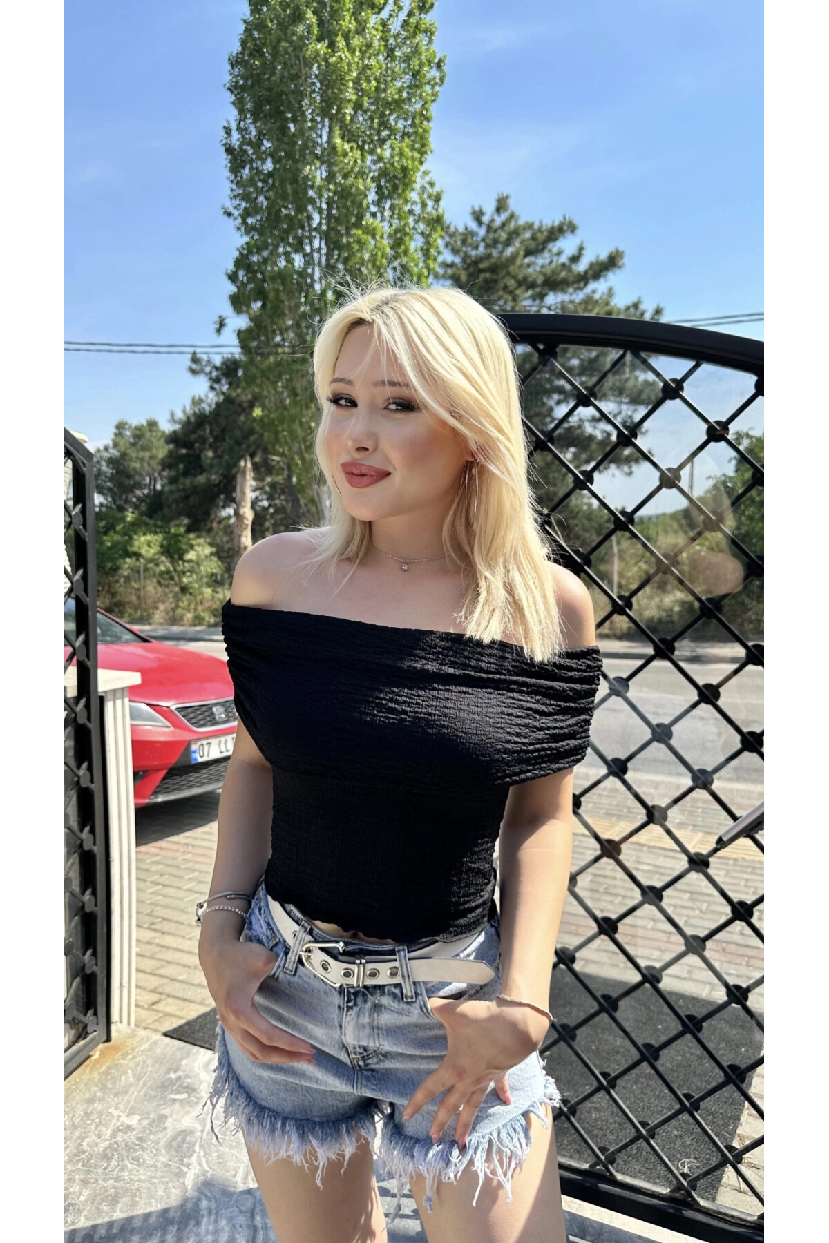 Kadın Siyah Madonna Yaka Bürümcük Crop Bluz (ZCKSA318)