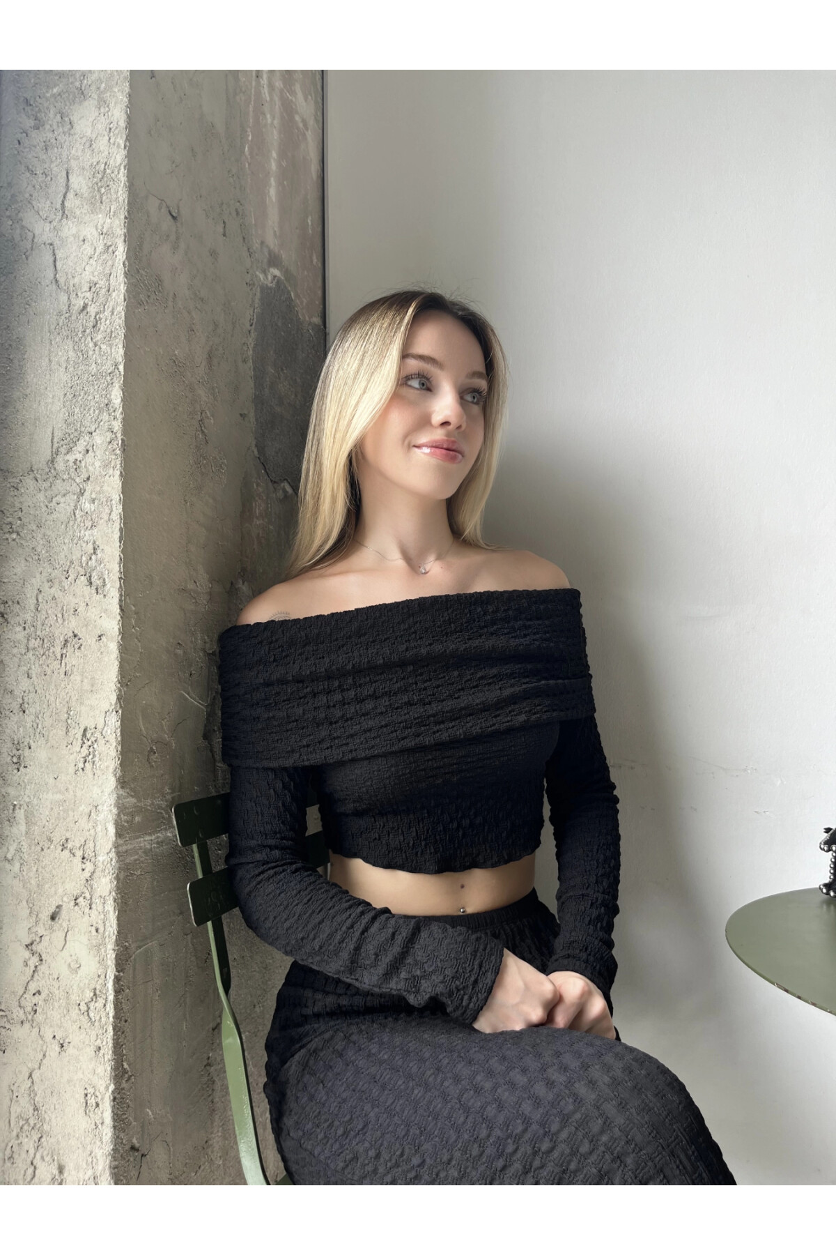 Kadın Siyah Madonna Yaka Crop (ZCKSA337)