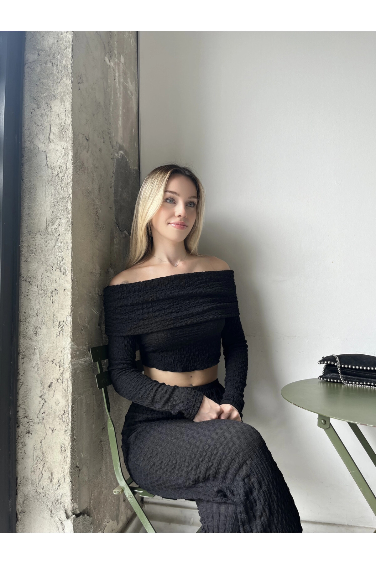 Kadın Siyah Madonna Yaka Crop (ZCKSA337)