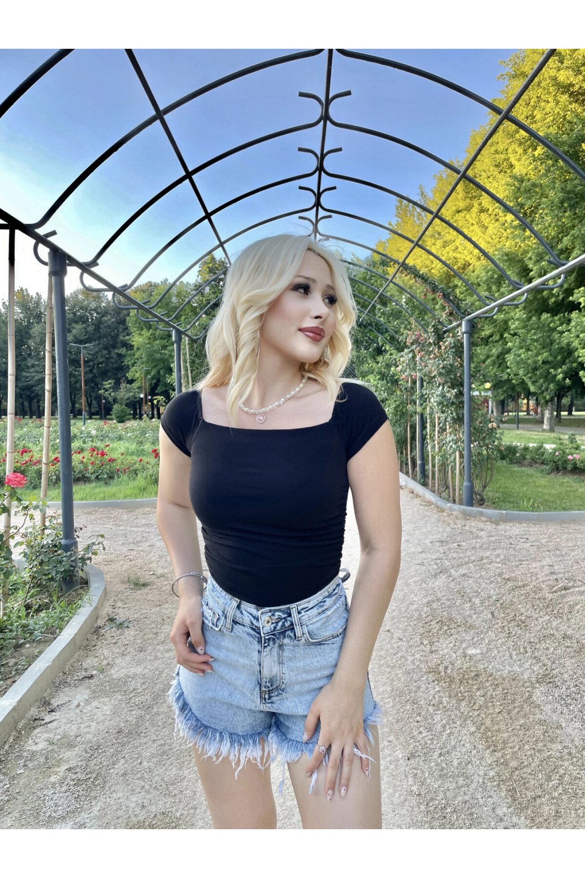 Kadın Siyah Madonna Yaka Yandan Büzme Detaylı Crop (ZCKSS135)