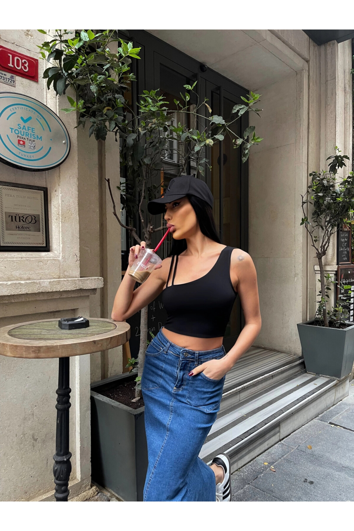 Kadın Siyah Tek Kol Askılı Crop Bluz (ZCKSS101)