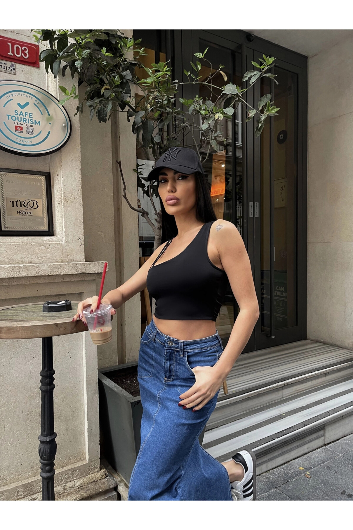 Kadın Siyah Tek Kol Askılı Crop Bluz (ZCKSS101)