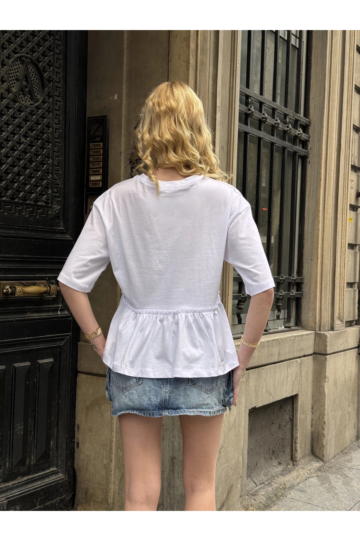 Kadın Beyaz Volanlı Oversize T-shirt (ZCKSS163)