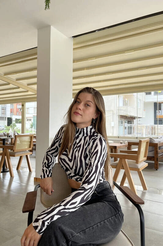 Kadın Zebra Balıkçı Yaka Asimetrik Desenli Bluz (zck0544)
